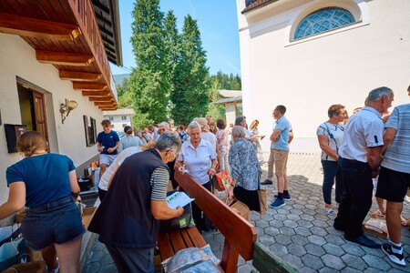 Dobrodelni srečelov pred Cerkvijo sv. Lovrenca (Foto Janez Kotar)